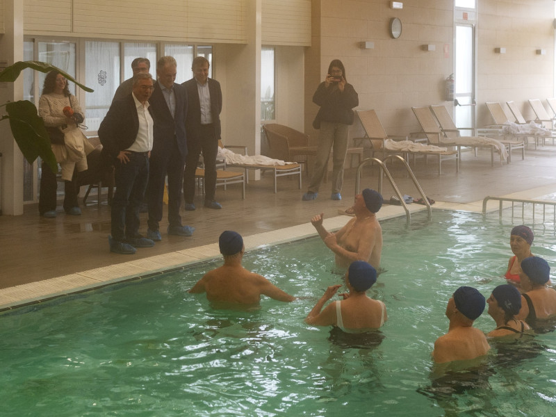 El presidente de la Diputación de Ourense, Luis Menor, visita a los usuarios del Programa de Respiro Termal de Massanassa en el Balneario de Arnoia