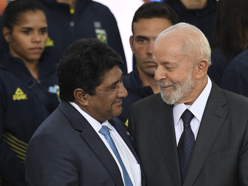 Luiz Inacio Lula da Silva, presidente de Brasil, habla con Ednaldo Rodrigues, presidente de la CBF.