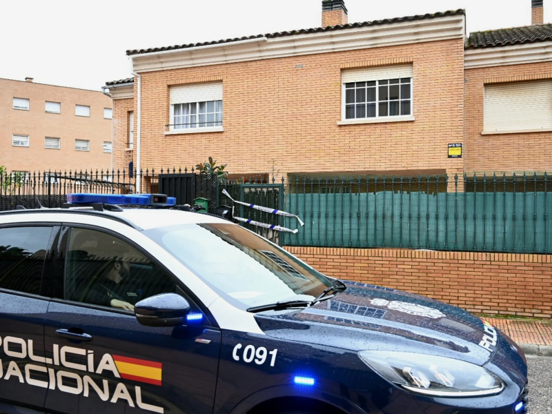 Coche policial frente al edificio de pisos tutelados donde fue asesinada Belén Cortes