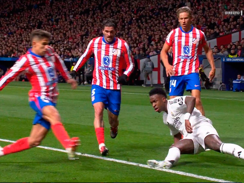 Fotograma de la mano de Guiliano Simeone en el área tras un centro de Vinicius durante el Atlético de Madrid-Real Madrid de Champions