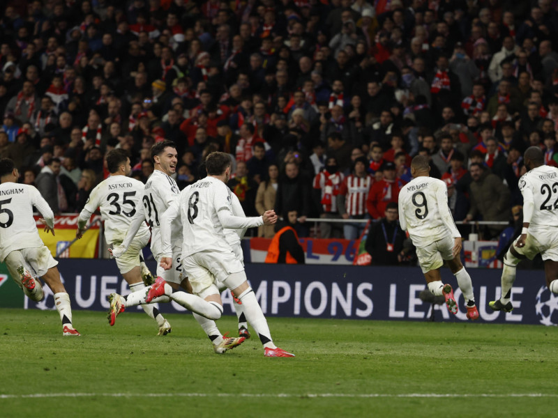 Los jugadores del Real Madrid celebran el pase a cuartos de final