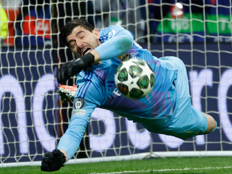 Thibaut Courtois, durante la tanda de penaltis entre el Atlético de Madrid y el Real Madrid en el estadio Metropolitano