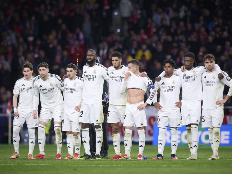 Los jugadores del Real Madrid durante la tanda de penaltis contra el Atlético