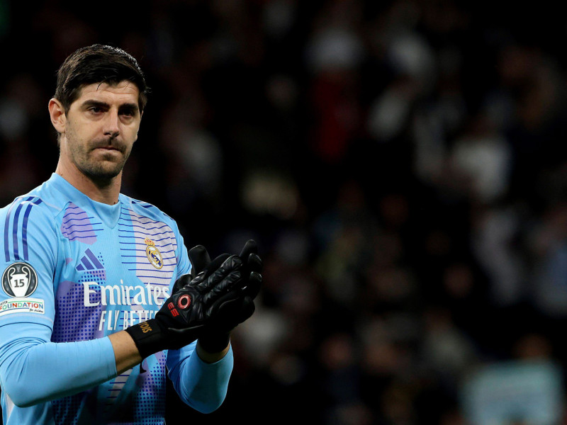 Thibaut Courtois aplaude durante el Atlético de Madrid-Real Madrid