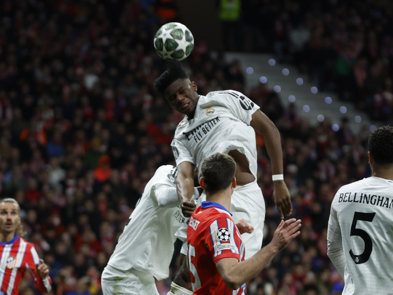 Tchouaméni despeja un balón en una jugada a balón parado del Atlético de Madrid