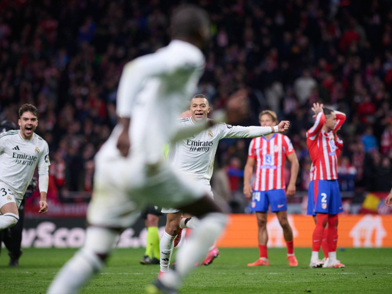 Mbappé y Brahim celebran el penalti marcado por Rüdiger que le da al Real Madrid el pase a los cuartos de final de la Liga de Campeones