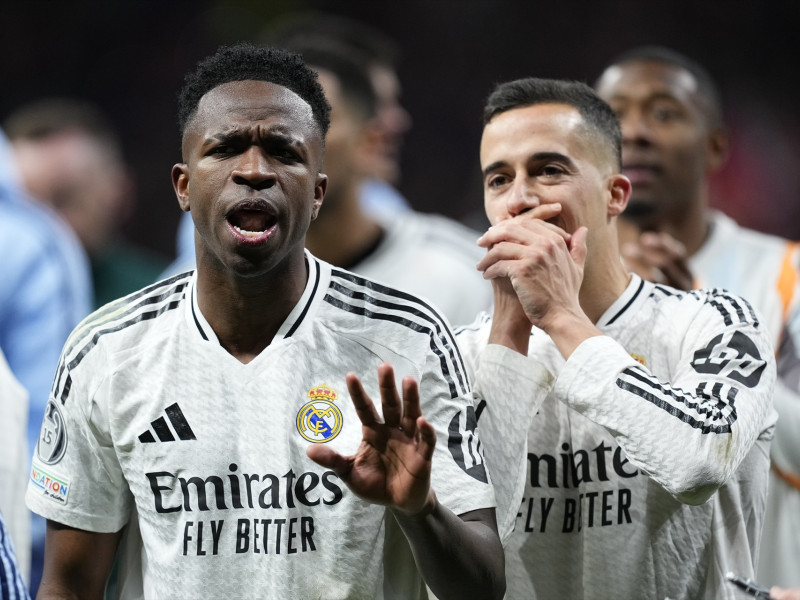 Vinicius Junior del Real Madrid celebra la victoria en la tanda de penaltis durante el partido de vuelta de los octavos de final de la UEFA Champions League 2024/25 entre el Atlético de Madrid y el Real Madrid CF, en el estadio Riyadh Air Metropolitano el 12 de marzo de 2025, en Madrid, España.