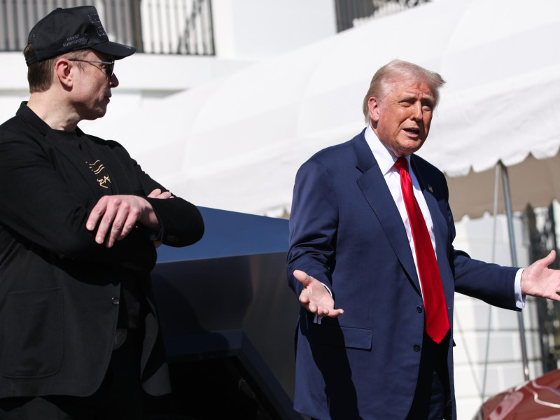 Elon Musk (izq.), director ejecutivo de Tesla y asesor principal del presidente de Estados Unidos, observa al presidente estadounidense Donald Trump (der.), hablando frente a vehículos Tesla en la Casa Blanca, en Washington, D.C., EE. UU., el 11 de marzo de 2025.