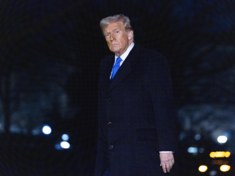 El presidente de Estados Unidos, Trump, camina por el Jardín Sur tras descender del Marine One en la Casa Blanca, en Washington, D.C., EE. UU., el 9 de marzo de 2025.