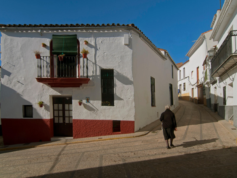 Una mujer mayor en Jabugo, provincia de Huelva