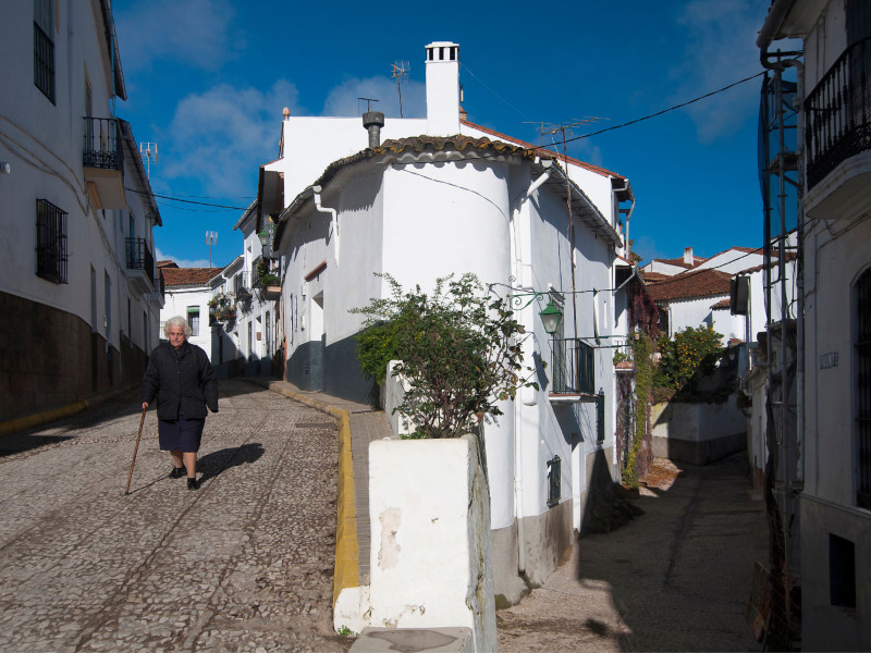 Una mujer por las calles de Fuenteheridos, provincia de Huelva