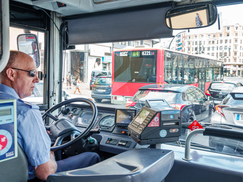 Conductor de autobús de Valencia en mitad de un atasco