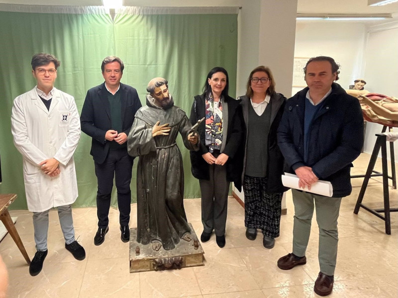 Visita de Marta Siles a los trabajos de Recuperación del Patrimonio Cofrade en Cabra, Lucena y Priego de Córdoba.La delegada de Presidencia, Gobierno Interior y Vivienda de la Diputación de Córdoba, Marta Siles, acompañada por personal técnico de Patrimonio Histórico-Artístico de la institución provincial, se ha desplazado a los municipios de Lucena, Cabra y Priego de Córdoba, donde se está trabajando en la restauración de importantes piezas del patrimonio cofrade provincial.POLITICA CULTURADIPUTACIÓN DE CÓRDOBA