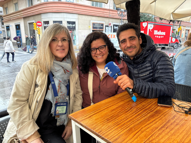 Alberto Herrera con Carmen y Laura