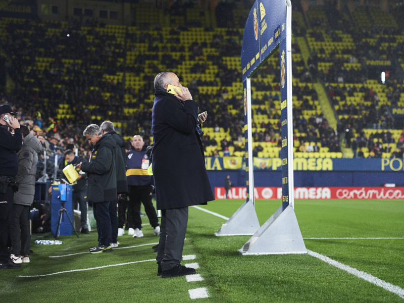 Fernando Roig, presidente del Villarreal, habla por el móvil tras la suspensión del partido.