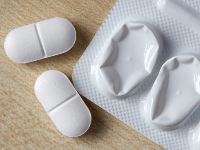 Dos pastillas de paracetamol de un pack de 8