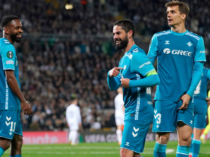 Isco celebra el 0-4 del Betis frente al Vitoria Guimaraes