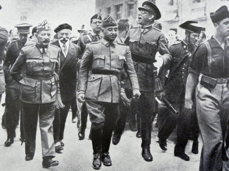 Fotografía en blanco y negro de la Guerra Civil Española (1936-1939); el general Francisco Franco (1882-1975) entra en Burgos