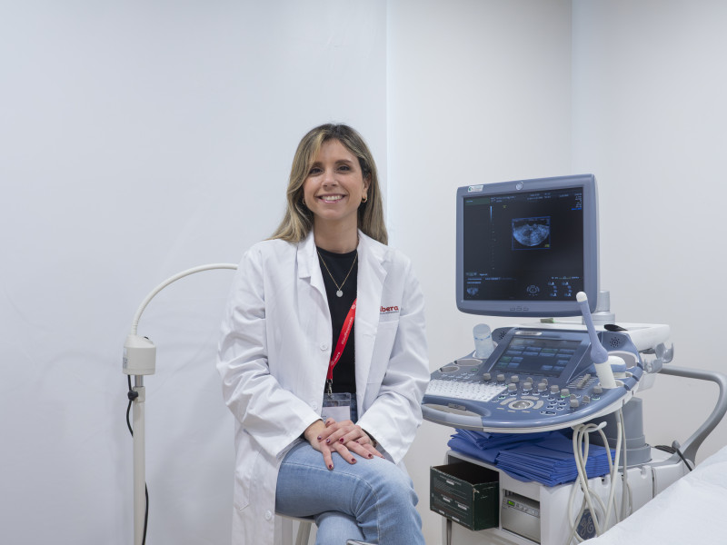 La ginecóloga y obstetra Julia Peiró, en su consulta en Hospital Ribera