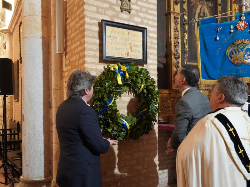 Colocación el pasado año de una corona de laurel ante la placa que recuerda la estancia de Colón