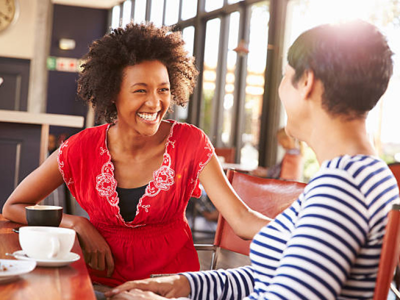 Mujeres hablando