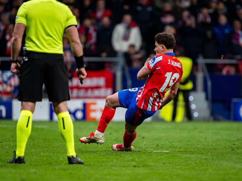 Julián Álvarez, durante el lanzamiento del polémico penalti.