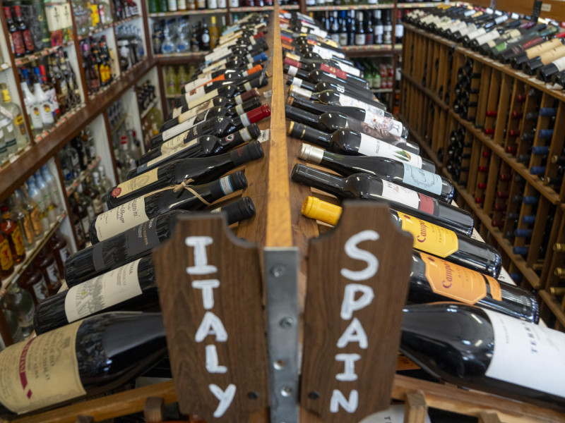 Fotografía de unas botellas de vino españolas e italianas en una tienda de licores en Nueva York