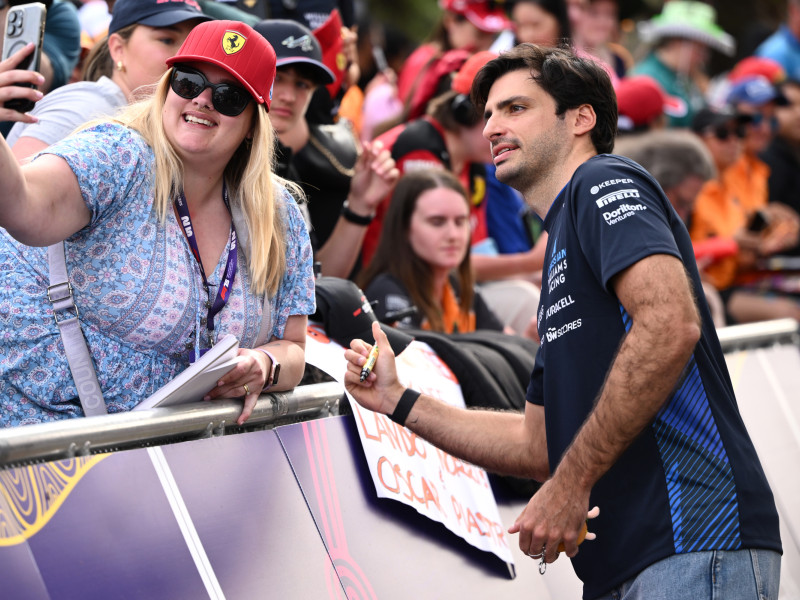 Carlos Sainz se hace una foto con una fan de Ferrari en el circuito de Albert Park.