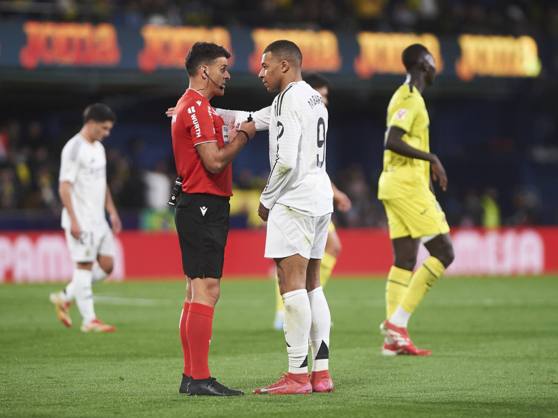 Mbappé habla con Gil Manzano durante el Villarreal-Real Madrid