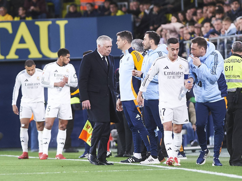 Los jugadores del Real Madrid reciben órdenes durante el partido ante el Villarreal