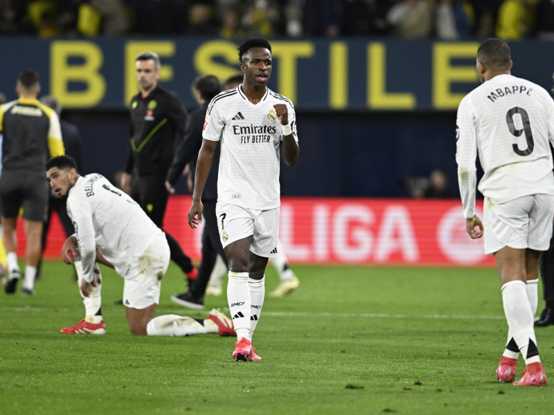 Los jugadores del Real Madrid al término del encuentro ante el Villarreal