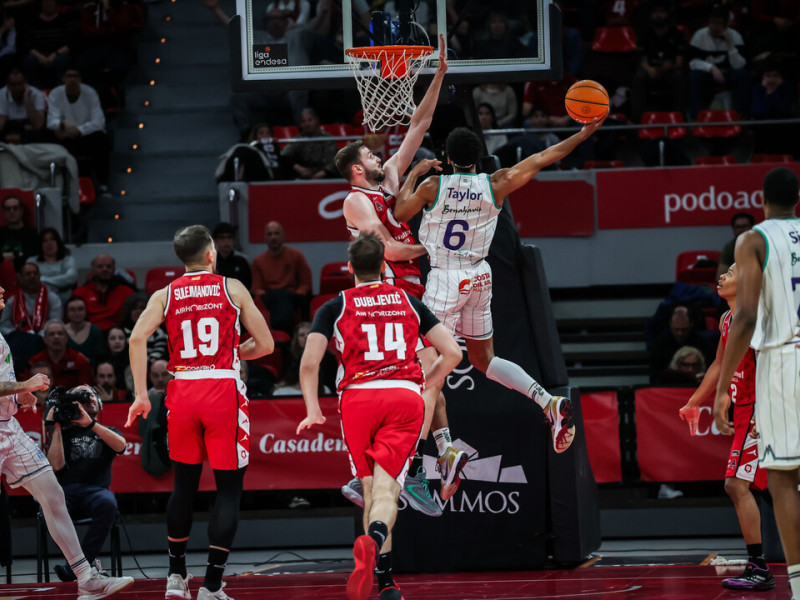 Kameron Taylor fue el mejor de Unicaja con 21 puntos