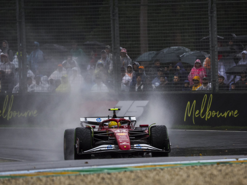 Lewis Hamilton acabó octavo en su debut con Ferrari.