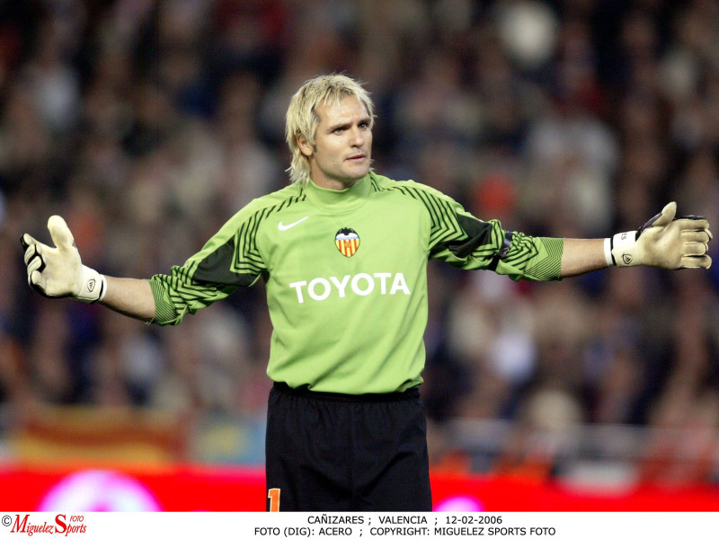 Santiago Cañizares, en un partido con el Valencia