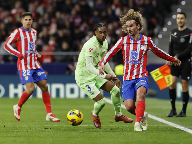 Griezmann ante Balde durante el Atlético-Barcelona