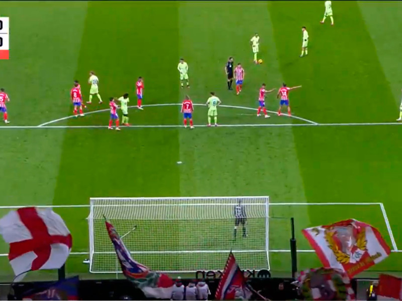 Imagen del manotazo de Koundé a Giuliano Simeone