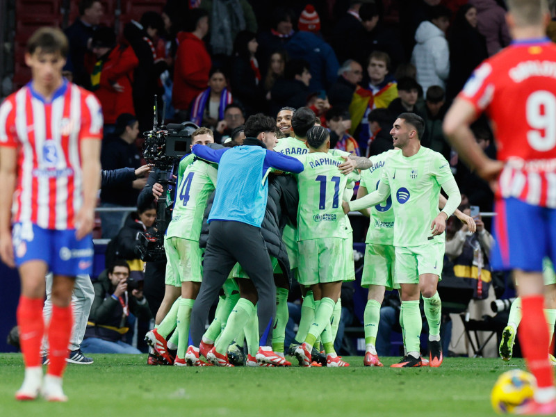 El Barcelona celebra el gol de Lamine Yamal frente al Atlético de Madrid en el Metropolitano