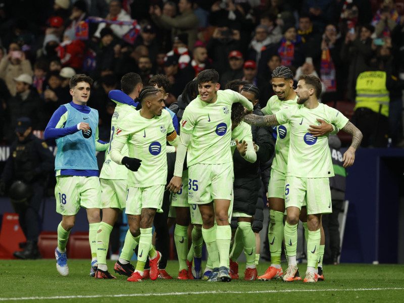 Los jugadores del FC Barcelona celebran el tercer gol durante el encuentro correspondiente a la jornada 28 de Laliga EA Sports que disputan hoy domingo Atlético de Madrid y FC Barcelona en el estadio Metropolitano, en Madrid