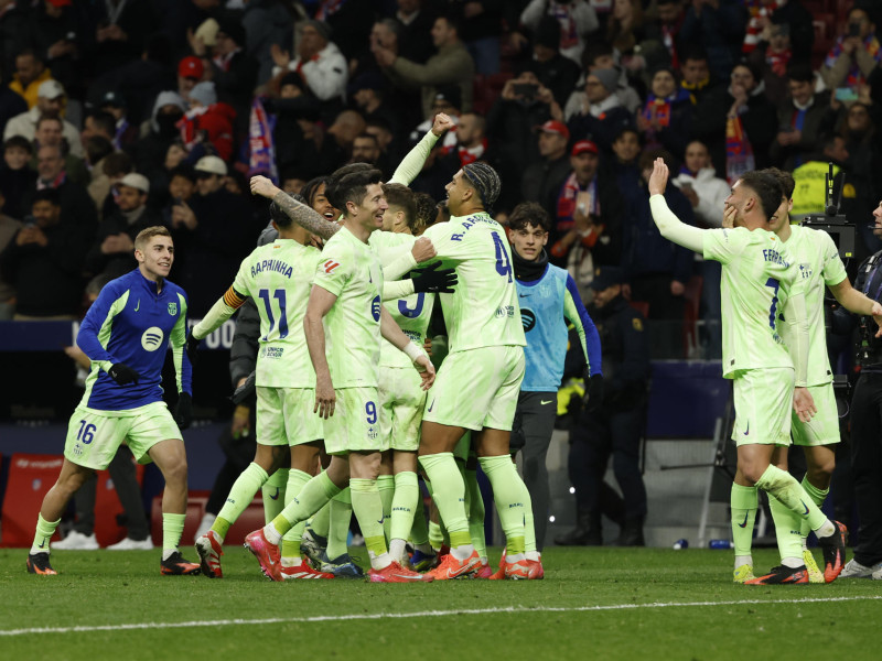 Los jugadores del FC Barcelona celebran el tercer gol durante el encuentro correspondiente a la jornada 28 de Laliga EA Sports que disputan hoy domingo Atlético de Madrid y FC Barcelona en el estadio Metropolitano, en Madrid.