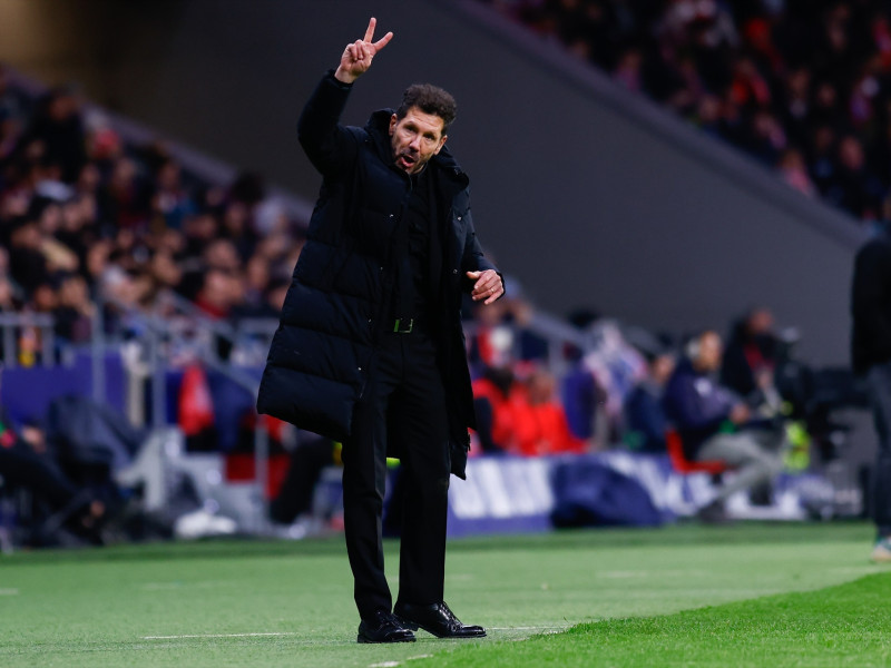 Diego Pablo Simeone, entrenador del Atlético de Madrid, hace un gesto durante el partido de fútbol de LaLiga española, disputado entre el Atlético de Madrid y el FC Barcelona en el estadio Riyadh Air Metropolitano el 16 de marzo de 2025 en Madrid, España.