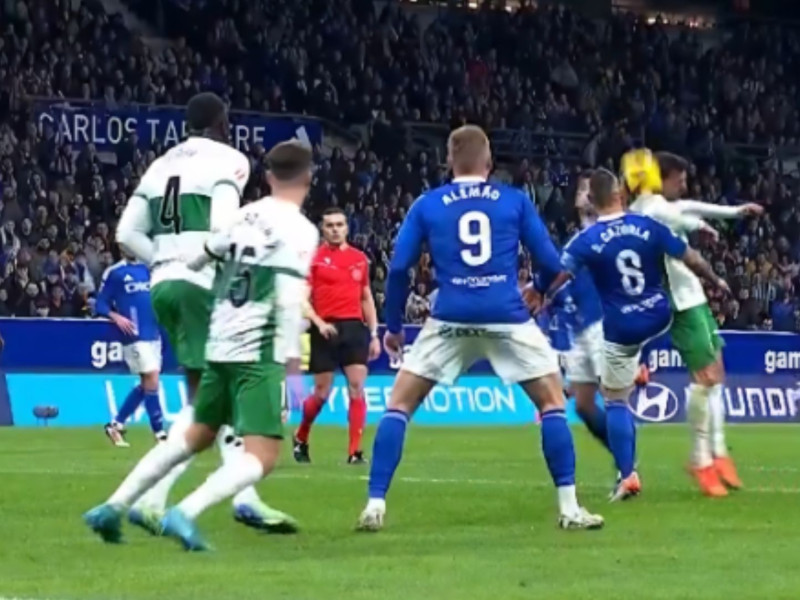 Imagen del penalti señalado al Elche por una mano de Óscar Plano