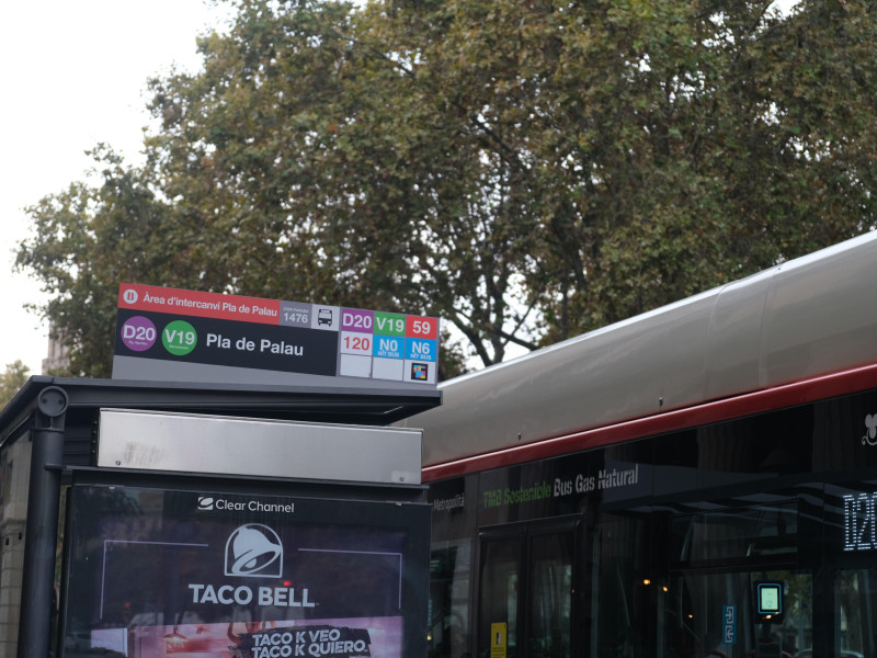 Parada de autobús en Barcelona. transporte público