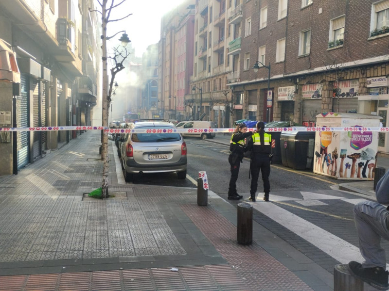 Cordónpolicial en el incendio de la calle Labayru de Bilbao