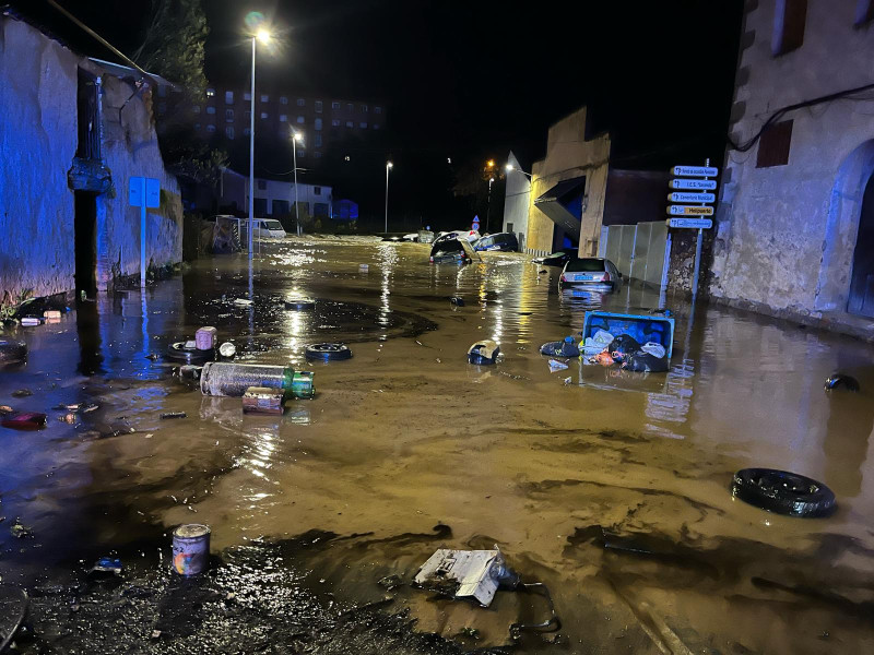 Desbordamiento en Jarandilla de la Vera: dos personas evacuadas tras quedar aisladas