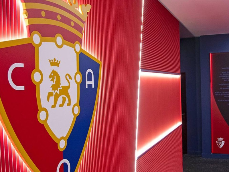 Imagen del escudo de Osasuna en el interior del Estadio de El Sadar