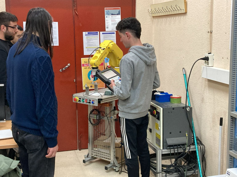Los alumnos del CIFP de Avilés trabajando en el proyecto de Higía