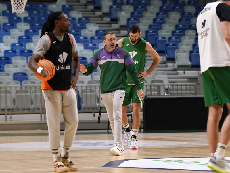 Ibon Navarro y Kendrick Perry durante un entrenamiento