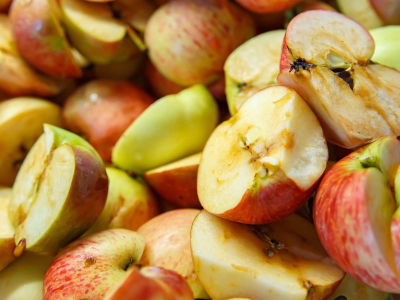 Un cesto de manzanas demasiado maduras