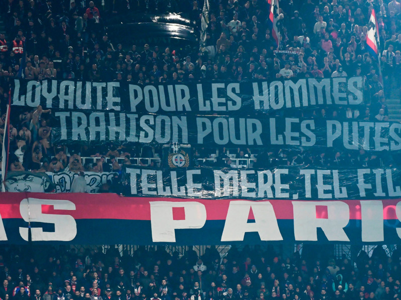 Pancartas exhibidas por los ultras del PSG en el Parque de los Príncipes durante el partido frente al Marsella