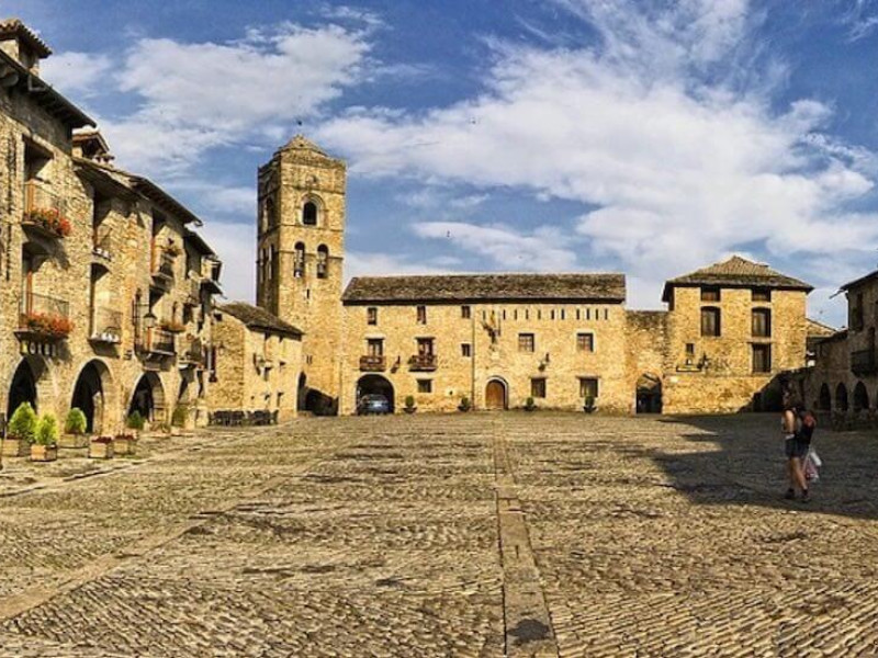 Plaza Mayor de Aínsa